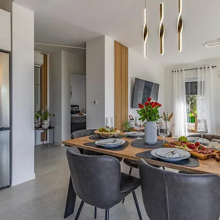 2 Bedroom Amazing In Appartamento Pola