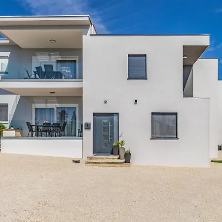 2 Bedroom Amazing In * Pola