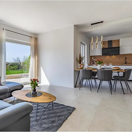 Daire 2 Bedroom Gorgeous In Pula