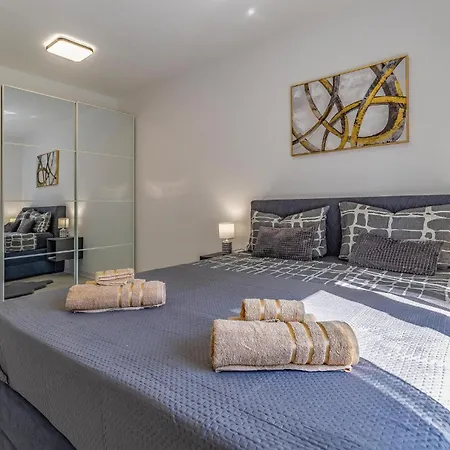 2 Bedroom Gorgeous In Pula