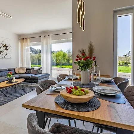 2 Bedroom Gorgeous In Pula