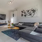 2 Bedroom Gorgeous Apartment In Pula *