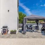 2 Bedroom Gorgeous Apartment In Pula Apartment *
